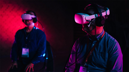 Billede af publikum, som prøver 'Skyggen'. Foto: Mads Damsbo