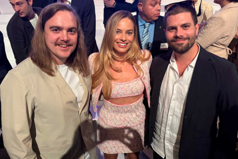 Christian Norlyk og Lasse Lyskjær med Margot Robbie, der spiller hovedrollen som Barbie i filmen af samme navn. Privatfoto.