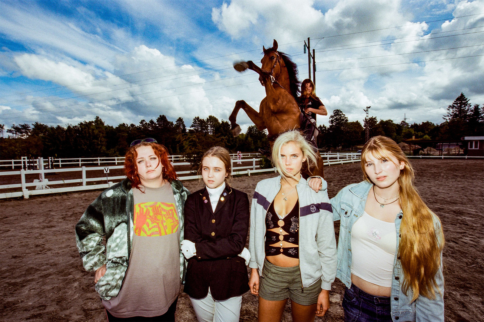 F.v.: Marie Helweg Augustsen, Ida Skelbæk-Knudsen, Ingrid Bjerg-Raft og Elisabeth Petersen Ørnbøl. Til hest er instruktør Lisa Jespersen. Foto: Jasper Spanning