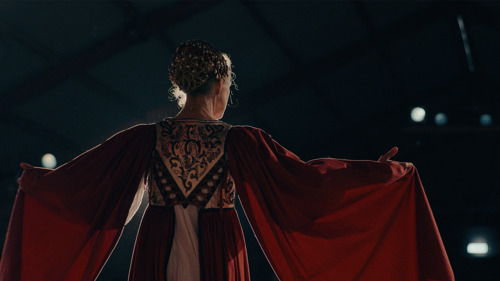 Stills fra 'Os der lever'.