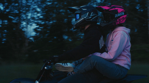 Alberte og Max på scooter.