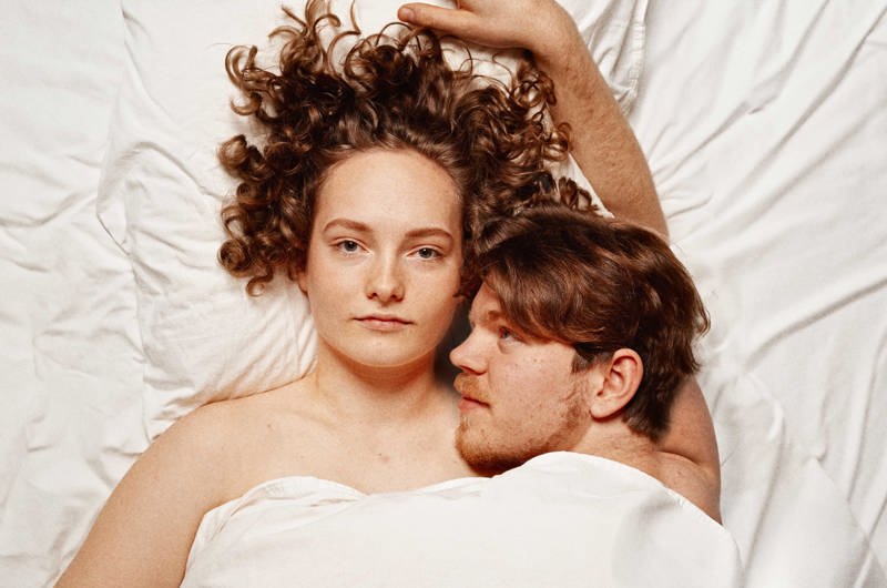 Still fra filmen Verdens Sødeste Mænd. Kærestepar i en seng.