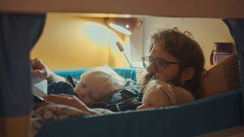 En far læser godnathistorie for sine børn