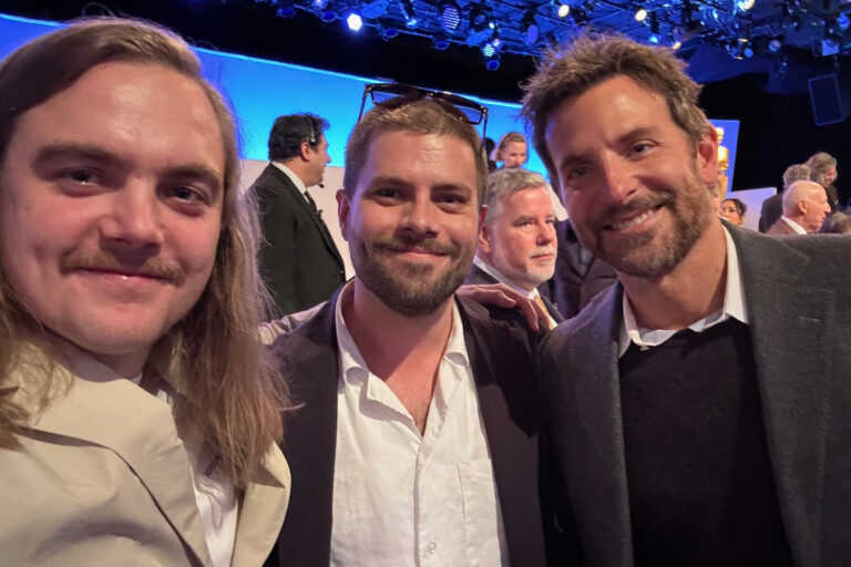 Jalabert-drengene har fanget Bradley Cooper til et selfie. Privatfoto.