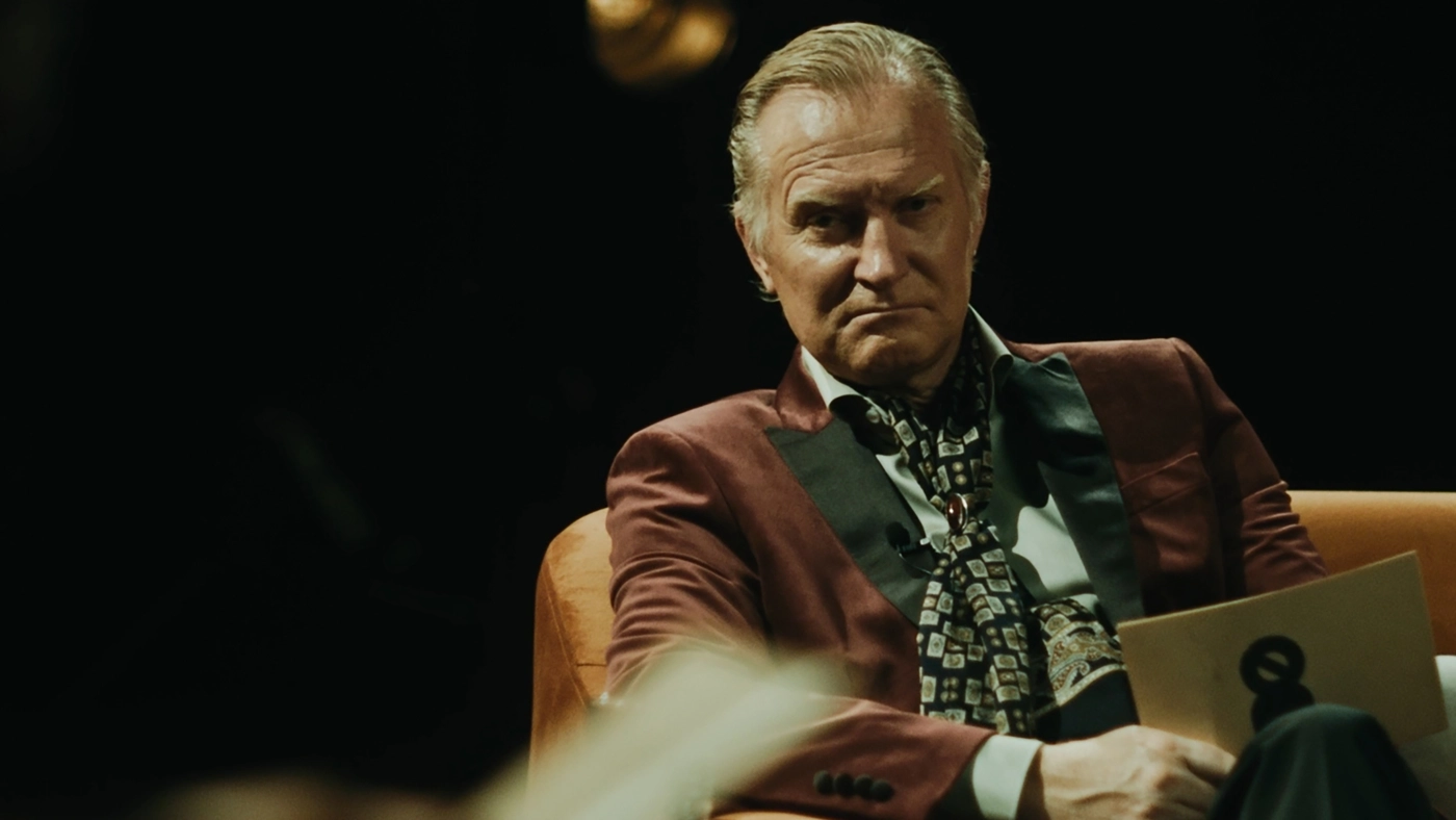 Stillbillede fra 'Ripple'. Ulrich Thomsen ses i rollen som tv-værten Erik Hammer. Foto: Søren Weper.