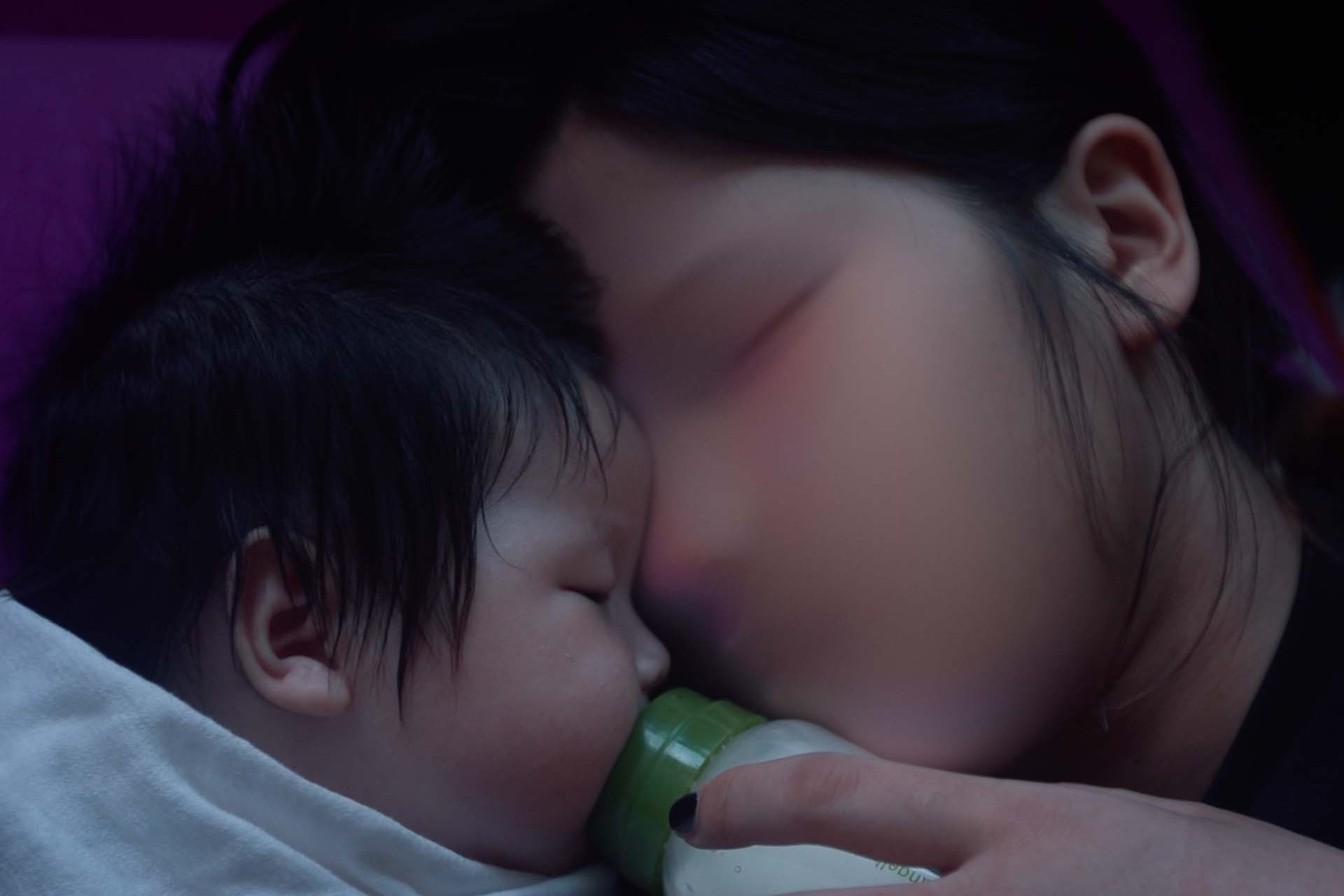 Hvad får en mor til at give sit barn væk? Det store spørgsmål stiller Sun Hee Engelstof i sin debutfilm om tre koreanske kvinder, der er blevet gravide uden for ægteskab.