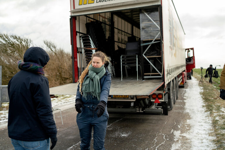 Instruktør Charlotte Madsen under optagelserne til ASFALT. Foto: Martin Dam Kristensen.